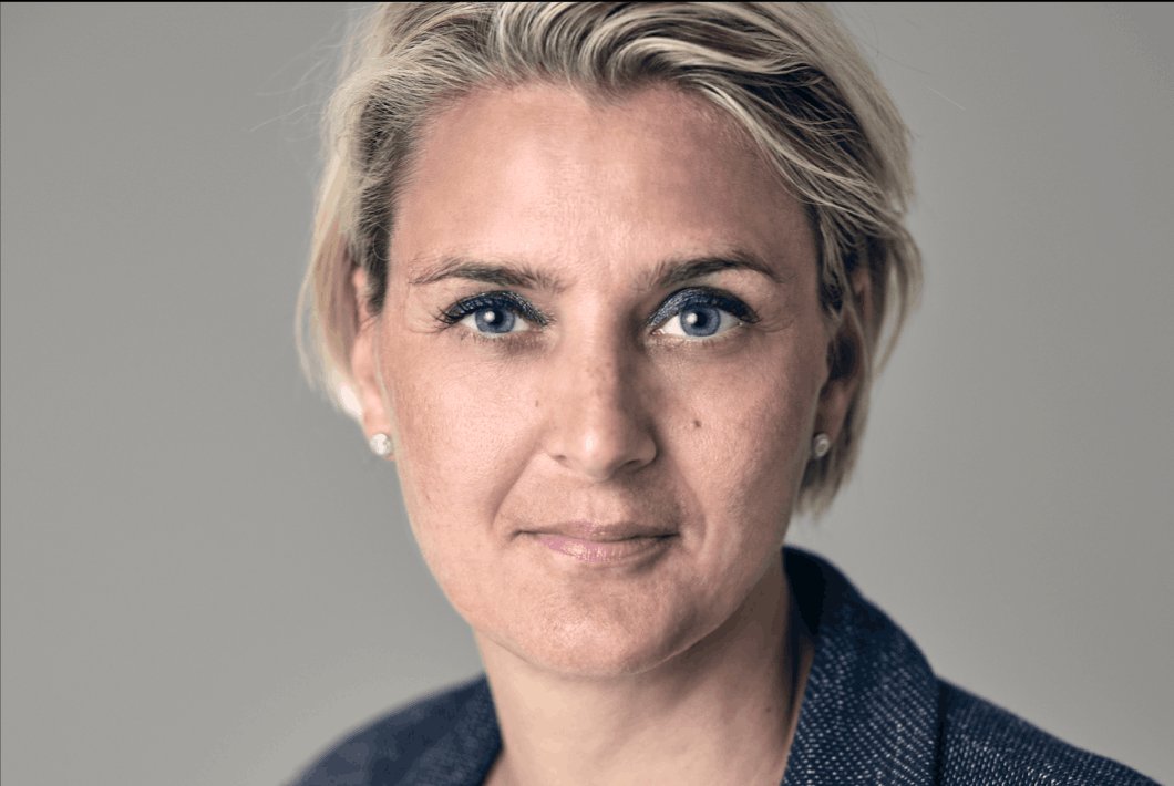 Caroline Lamboley en portrait, veste bleu marine